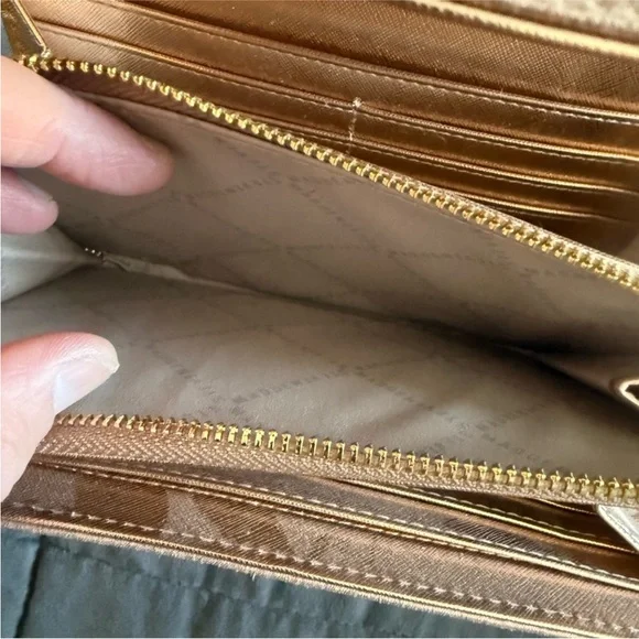 Steve Madden Gold Chain Crossbody Bag - Picture 9 of 9